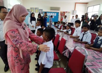 FADHLINA Sidek bertemu murid-murid (SJKT) Ladang Sagga, Siliau Port Dickson ketika mengadakan lawatan kerja ke sekolah tersebut hari ini.-UTUSAN/MOHD. SHAHJEHAN MAAMIN.