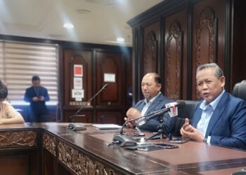 AMINUDDIN Harun pada sidang akhbar selepas mempengerusikan Mesyuarat Mingguan Exco di Wisma Negeri, Seremban hari ini.-UTUSAN/NUR SHARIEZA ISMAIL.