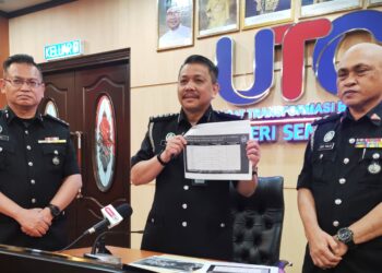 KENNITH Tan Ai Kiang (tengah) menunjukkan data statistik ketika ditemui pemberita di Seremban, semalam.-UTUSAN/BADRUL HAFIZAN MAT ISA.