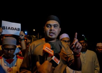 MUHAMAD AKMAL Saleh bercakap kepada pemberita selepas membuat laporan polis di Balai Polis Merlimau, Jasin, Melaka. - UTUSAN/SYAFEEQ AHMAD