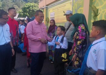 AMINUDDIN Harun beramah mesra bersama pelajar lelaki tingkatan 1 yang mendaftar di SMK Tunku Ampuan Najihah, Noghori Arts School (NAS) Seremban hari ini.-UTUSAN/NUR SHARIEZA ISMAIL.