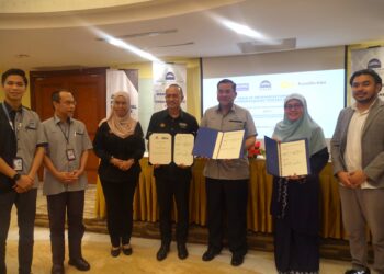 DR. SHARIFUDIN Md. Shaarani (tiga dari kanan) bersama Ahmad Dasuki (empat dari kiri) serta Siti Aisyah Shahid (dua dari kanan) pada Majlis Menandatangani MoU di antara USIM), MyFundAction dan PTPTN di Bangunan Canselori USIM, Nilai, Seremban hari ini.-UTUSAN/NUR SHARIEZA ISMAIL