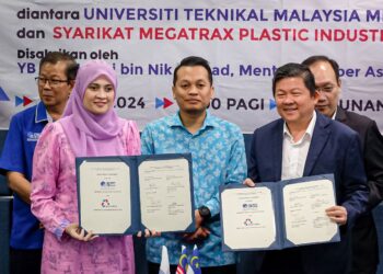 NIK NAZMI Nik Ahmad (tengah) menyaksikan Majlis Menandatangani MoA antara UTeM dan Megatrax Plastic Industries Sdn. Bhd. di Durian Tunggal, Alor Gajah, Melaka. - UTUSAN/SYAFEEQ AHMAD