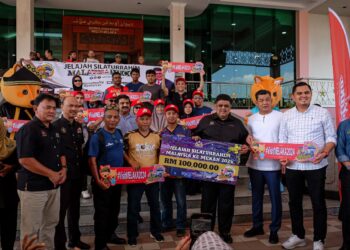 PESERTA Konvoi Jelajah Silaturahim Malaysia ke Mekah bergambar bersama pimpinan kerajaan negeri di Seri Negeri, Ayer Keroh, Melaka. - UTUSAN/SYAFEEQ AHMAD