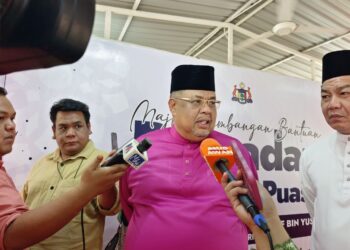 AB. RAUF Yusoh bercakap kepada pemberita selepas Majlis Penyampaian Sumbangan Ramadan dan Berbuka Puasa di Masjid Al Alami MITC, Ayer Keroh, Melaka. - UTUSAN/SYAFEEQ AHMAD