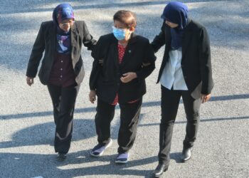 SIAW Ah Nyok (tengah) dibawa ke Mahkamah Sesyen Seremban hari ini bagi didakwa atas pertuduhan menyalahgunakan wang syarikat untuk dirinya sendiri pada 2021.-UTUSAN/MOHD. SHAHJEHAN MAAMIN.