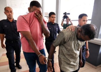 M. JASON Jai Ganesh (depan) dan Kelvin Raymond (dua dari kiri) dibawa ke Mahkamah Sesyen Seremban hari ini bagi didakwa atas pertuduhan menyebabkan kecederaan parah kepada seorang pelatih lelaki sebuah pusat pemulihan dadah di Lenggeng, Seremban, minggu lalu.-UTUSAN/MOHD. SHAHJEHAN MAAMIN.