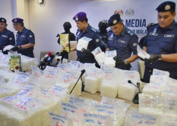 SAZALI Mohamad (tengah) menunjukkan dadah Methamphetamine yang dirampas pada sidang akhbar di Cawangan Narkotik Ibu Pejabat, Kampung Jijan, Nilai, Seremban hari ini.-UTUSAN/MOHD. SHAHJEHAN MAAMIN.