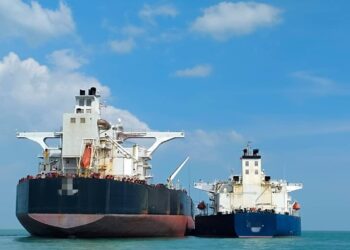 DUA kapal tangki ditahan selepas disyaki melakukan aktiviti STS tanpa kebenaran di perairan Kuala Linggi, Alor Gajah, Melaka.