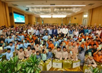 MOHAMAD Haslah Mohamad Amin dan Tian Hock (tengah) dan ahli lembaga pengarah, pengurusan dan kakitangan Kumpulan Matrix Concepts bergambar bersama anak yatim, asnaf dan OKU yang diraikan pada Majlis Santunan Ramadan Matrix Concepts Holdings Bhd di Bandar Sri Sendayan, Seremban, semalam.-UTUSAN/MOHD. SHAHJEHAN MAAMIN.