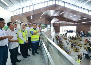 ALEXANDER Nanta Linggi melihat  kemudahan RnR Seremban Arah Selatan di Seremban yang selesai dinaik taraf selepas mengadakan tinjauan persediaan menghadapi pertambahan trafik di Lebuhraya Utara Selatan sempena Aidilfitri hari ini.-UTUSAN/MOHD. SHAHJEHAN MAAMIN.