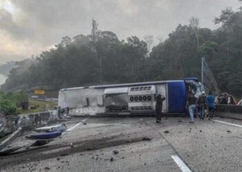SEBUAH bas persiaran terbalik mengakibatkan dua penumpang maut 13 cedera termasuk dua parah di Lebuhraya Karak-Kuala Lumpur (hala ke Timur) berdekatan Hentian Rehat Lentang di Bentong, Pahang.