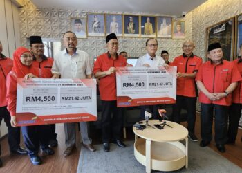 WAN ROSDY Wan Ismail (empat dari kanan) menunjukkan replika pengagihan bayaran keuntungan unit ladang Kosma tahun 2023 di Kuantan, Pahang.