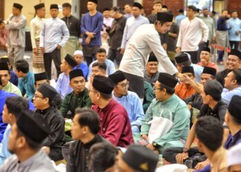 ADAM Adli Abd. Halim ketika menghadiri Majlis Iftar Jamaie Perdana AMK di Dewan Majlis Bandaraya Seremban di Seremban hari ini.-UTUSAN/MOHD. SHAHJEHAN MAAMIN.