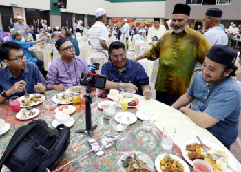 SYED Abu Hussin menyantuni pengamal media pada majlis berbuka puasa di Cyberjaya. - UTUSAN/MOHD HUSNI MOHD NOOR