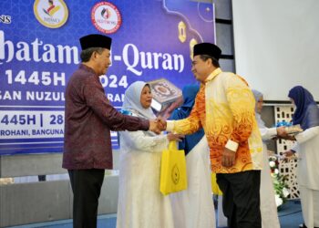 MOHAMAD Hasan menyampaikan sumbangan pada Majlis Khatam Al-Quran Ramadan 1445H/2024 Bersempena Nuzul Al-Quran anjuran Pertubuhan Wanita Negeri Sembilan (NSWO), Persatuan Kebajikan Isteri Wakil Rakyat dan Pegawai-Pegawai Kanan Negeri Sembilan (Pekerti NS) dan Pertiwi Negeri Sembilan di Dewan Tuanku Aishah Rohani, Bangunan NSWO di Seremban hari ini.