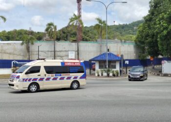 AMBULANS dan kenderaan rasmi Kedutaan Diraja Norway meninggalkan HSM dan menuju ke LTAL di Padang Matsirat, Langkawi. -UTUSAN/NUR AMALINA AZMAN