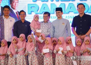 JOHARI Abdul (tiga kanan) bersama wakil rakyat setempat meraikan kanak-kanak dari Pusat Jagaan Kanak-Kanak Insan Berkat, Sungai Jagung pada majlis Menuju Ambang Ramadan Bersama Rakyat, Asnaf dan Anak Yatim Daerah Sungai Petani. -GAMBAR/ PARLIMEN MALAYSIA