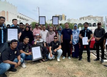 PENDUDUK Kampung Darat, Hutan Kampung mengadakan perhimpunan bersama MHO di hadapan Wisma Negeri, Alor Setar.