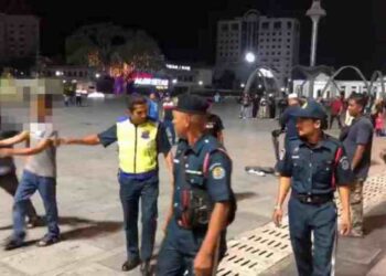 TANGKAP layar daripada video tular yang memaparkan kekecohan antara penguatkuasa MBAS dan peniaga di kawasan Dataran Medan Bandar, Alor Setar.