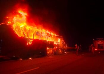KEADAAN bas ekspres yang terbakar dalam kemalangan di Kilometer 75.2 Lebuh Raya Utara Selatan arah utara di Gurun.