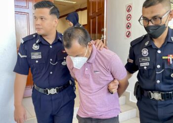 MOHD. Amirul Azmir Md. Akhir dibawa keluar dari Mahkamah Majistret setelah dijatuhi hukuman penjara dan denda di Alor Setar.