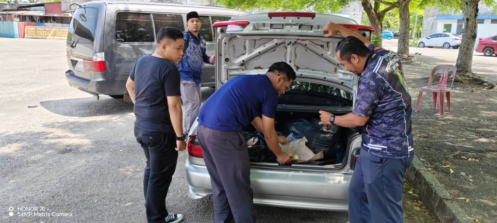 Peniaga guna lelaki bukan Islam jual makanan kepada kaki ponteng puasa Peniaga guna lelaki bukan Islam jual makanan kepada kaki ponteng puasa