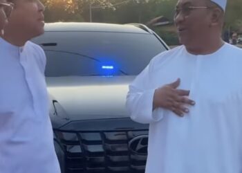 MUHAMMAD Sanusi Md Nor disamping kenderaan rasmi baharu jenis Hyundai Palisade.