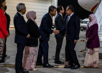 ANWAR Ibrahim (tengah) bersalaman dengan Menteri Luar Negeri, Datuk Seri Mohamad Hasan ketika tiba di Lapangan Terbang Antarabangsa Melbourne untuk lawatan rasmi ke Australia.  - Facebook/Anwar Ibrahim
