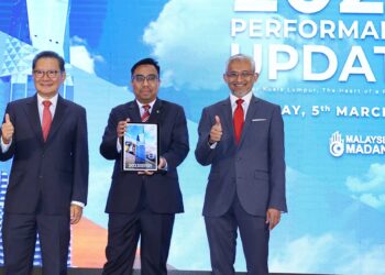 Setiausaha Agung MITI, Datuk Hairil Yahri Yaacob (tengah) diapit Ahli Lembaga Pengarah InvestKL, Datuk Seri Dr Victor Wee (kiri) dan Ketua Pegawai Eksekutif InvestKL, Datuk Muhammad Azmi Zulkifli (kanan)