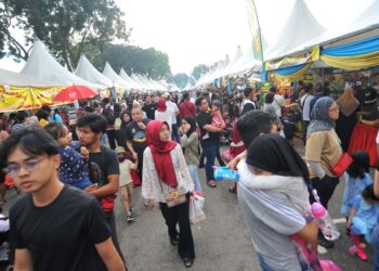 ORANG ramai membanjiri bazar Ramadan untuk mendapatkan juadah berbuka puasa. - GAMBAR HIASAN