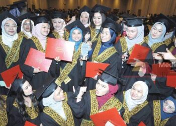 GRADUAN wanita lebih sukar dapat kerja selepas tamat pengajian dan gaji permulaan bawah RM2,000. - UTUSAN/RAJA JAAFAR ALI