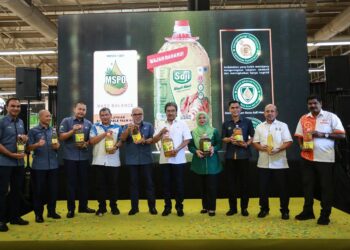 JOHARI Abdul Ghani melancarkan Label Baharu Minyak Masak Saji dengan Logo MSPO di AEON Big Wangsa Maju, Kuala Lumpur, semalam. – Mingguan/AFIQ RAZALI