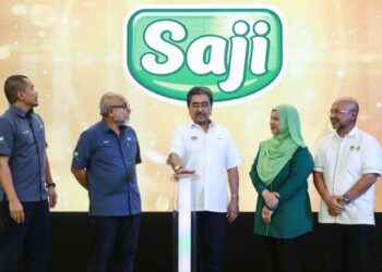 JOHARI Abdul Ghani merasmikan label baharu botol minyak Saji pada Majlis MoU antra FGV dan MSPO di Aeon Big Wangsa Maju, Kuala Lumpur, hari ini. - UTUSAN/AFIQ RAZALI
