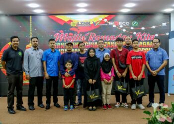 ZAKI Abdul Aziz Daud (lima kanan) bergambar bersama-sama penerima sumbangan terdiri daripada anak yatim piatu termasuk Fatin Hanani Mohd. Norzianal (tengah) pada Majlis Ramadan Kita Wakalah Agihan Zakat Perniagaan di LZNK Alor Setar. - UTUSAN/ SHAHIR NOORDIN
