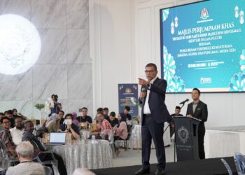 SAIFUDDIN Nasution Ismail ketika sesi soal jawab pada Majlis Perjumpaan Khas Menteri Dalam Negeri Bersama Pengurusan Tertinggi Kementerian, Jabatan, Agensi dan Pengamal Media 2024 di Putrajaya. - UTUSAN/FAISOL MUSTAFA