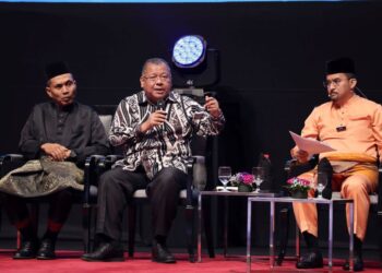 NOOR Azlan Ghazali (tengah) dan Asyraf Wajdi Dusuki (kanan) pada sidang pleno Kongres Ekonomi Bumiputera (KEB) 2024 di Pusat Konvensyen Antarabangsa Putrajaya (PICC), Putrajaya, semalam. - MINGGUAN/AMIR KHALID