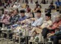 AHMAD Zahid Hamidi ketika mendengar diskusi MADANI 2 bertajuk 'Mendepani Cabaran untuk Menoktahkan Kemiskinan Tegar' pada Kongres Ekonomi Bumiputera (KEB) 2024 di Putrajaya. - UTUSAN/FAIZ ALIF ZUBIR