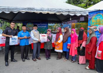 Syed Kamarulzaman Syed Kabeer menyampaikan bubur lambuk percuma kepada asnaf pada program Kongsi Berkat Bubur Lambuk anjuran Media Mulia bersama MAIWP di Surau Jumaat Al-Husna Seri Semarak, Kuala Lumpur.