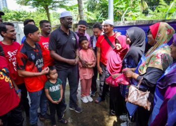 Datuk Dr. Farid Ravi Abdullah (tengah) antara pendakwah mualaf yang aktif di negara ini.