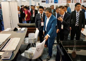 Johari Abdul Ghani melawat pameran parabot pada  Majlis Pelancaran Pameran Perabot Antarabangsa Malaysia (MIFF) 2024 di Pusat Pameran dan Perdagangan Antarabangsa Malaysia (MITEC), Kuala Lumpur hari ini. -UTUSAN/MUHD AMIN NAHARUL