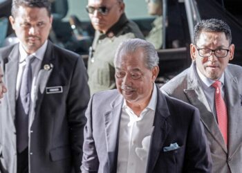 Muhyiddin Yassin tiba  di Kompleks Mahkamah Kuala Lumpur semalam. -UTUSAN/MOHD. FIRDAUS MOHD. JOHARI