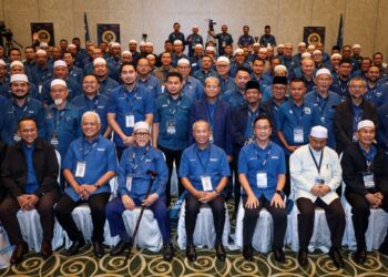 SEBAHAGIAN pemimpin dan wakill rakyat Perikatan Nasional (PN) bergambar bersama semasa Konvensyen Wakil-Wakil Rakyat  PN 2024 di Kuala Lumpur, semalam. - MINGGUAN/MUHAMAD IQBAL ROSLI