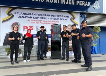 MOHD. Yusri Hassan Basri (tiga dari kiri) pada  Pelancaran Program Pencegahan Jenayah Komersil 'Phone Scam' anjuran PDRM Kontinjen Perak dan Pos Malaysia Berhad di IPK Perak di sini Ipoh. - UTUSAN