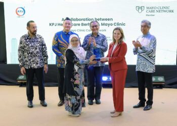 Dr. Stacey Rizza (dua kanan) menyerahkan plak simbolik keahlian Mayo Clinic kepada Ketua Pegawai Eksekutif KPJ Damansara, Sharian Hussain (tiga kiri) pada majlis memeterai kolaborasi strategik antara KPJ Healthcare Berhad dengan Mayo Clinic. – UTUSAN/FARIZ RUSADIO