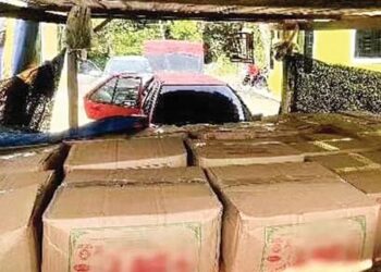 SEBAHAGIAN minyak masak bersubsidi dirampas KPDN Kelantan dan PPM Wilayah Tiga Pengkalan Kubor selepas menyerbu sebuah rumah di Kg. Jenerih Tujuh, Pasir Mas, semalam. – IHSAN KPDN KELANTAN