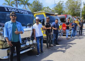 ZAFRAN Yassin (kiri) bersama rakan-rakan yang menawarkan perkhidmatan trak tunda percuma kepada anak-anak Kelantan diperantauan semasa pulang beraya nanti. - UTUSAN/YATIMIN ABDULLAH