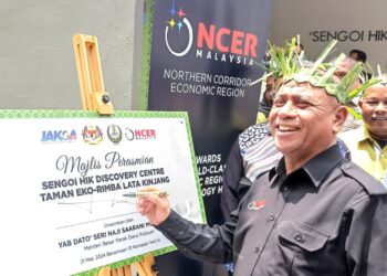 SAARANI Mohamad menandatangani plak perasmian Sengoi Hik Discovery Centre, Taman Eko-Rimba Lata Kinjang, Tapah hari ini. - UTUSAN