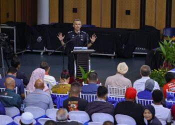 Mohd. Shuhaily Mohd Zain bercakap pada program Libat Urus Pengarah JSJ bersama masyarakat di Dewan Pusat Komuniti TTDI.