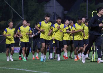 SKUAD Harimau Malaya menjalani latihan di Wisma FAM, Kelana Jaya, kelmarin. Kim Pan Gon (kiri) turut menyertai latihan bersama anak-anak buahnya. - UTUSAN/FARIZ RUSADIO
